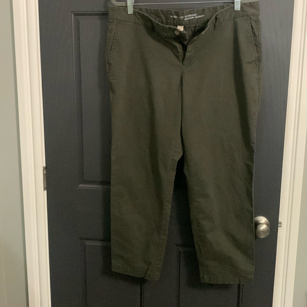 Gap khaki olive green cropped pants size 14